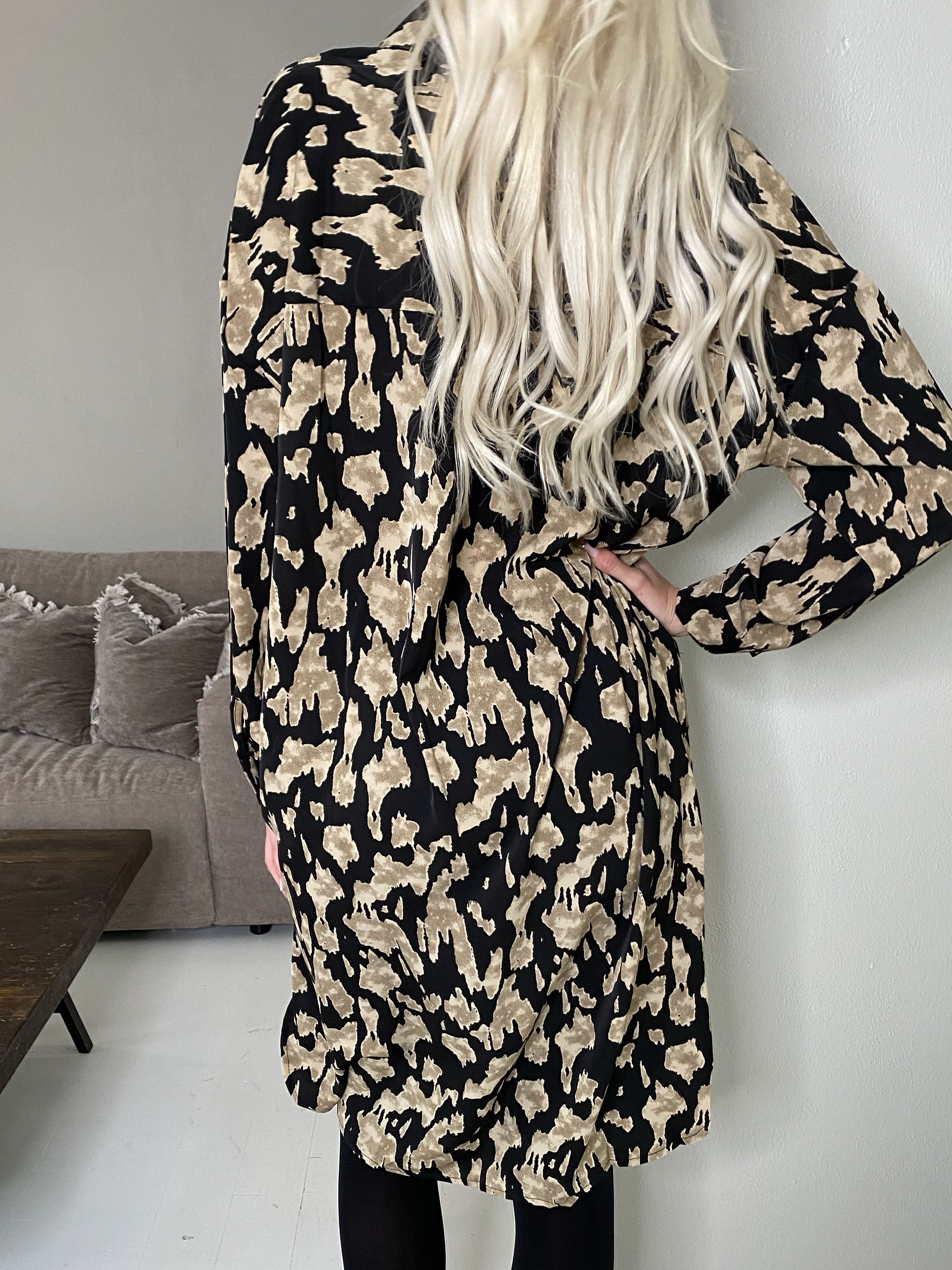 Emmie - Lång skjortklänning med tryck - Black